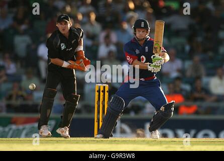 Cricket - Commonwealth Bank Series - Nuova Zelanda / Inghilterra - WACA. L'inglese ed Joyce colpisce fuori Foto Stock