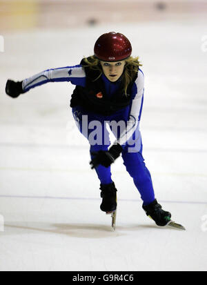 Il sedicenne Elise Christie di Livingston in Scozia ha tenuto una sessione di allenamento presso la pista di pattinaggio Agora di Milano prima del campionato mondiale di pattinaggio su pista corta che si terrà questo fine settimana. Elise al suo primo Senior Championship fa parte di una squadra britannica di cinque persone in competizione. Foto Stock