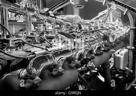 Vista ravvicinata di una parzialmente restaurato Rolls Royce motore Foto Stock