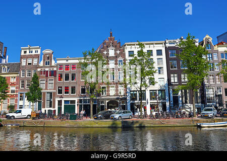 Case olandesi tradizionali sul canale Singel in Amsterdam, Olanda Foto Stock