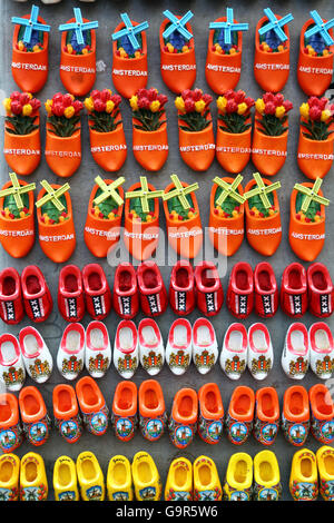 Zoccoli di legno magneti per il frigo in vendita nel mercato dei fiori di Amsterdam, Olanda Foto Stock