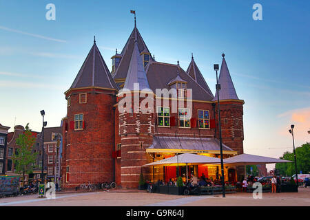 In De Waag, xv secolo porta della città che ora è un ristorante in Piazza Nieuwmarkt, ad Amsterdam, Olanda Foto Stock