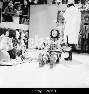 Paul McCartney al Rediffusion's Wembley Studio in prova con il resto della band per 'Around the Beatles', il primo programma televisivo britannico costruito intorno al gruppo. Foto Stock