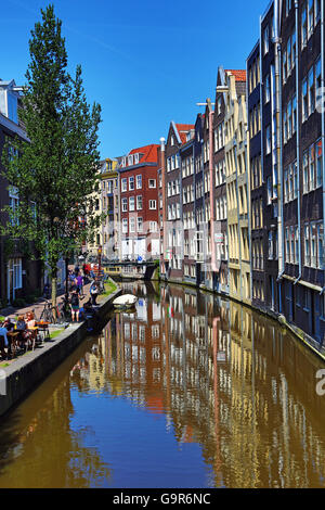 Case su Oudezijds Achterburgwal canal a Amsterdam, Olanda Foto Stock