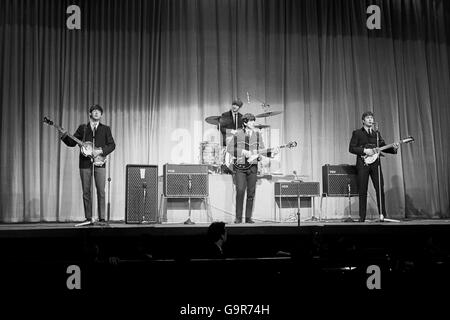 I Beatles provano per la Royal Variety Performance al teatro Prince of Wales di Londra. Da sinistra a destra, Paul McCartney, Ringo Starr (batteria), George Harrison e John Lennon. Foto Stock