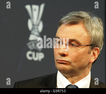 David Taylor, Chief Executive della fa scozzese (che presto sarà il nuovo Chief Executive della UEFA) durante la consegna della Coppa UEFA e l'estrazione in fase finale che si terrà presso lo storico Old Fruitmarket, City Halls, Glasgow. Foto Stock