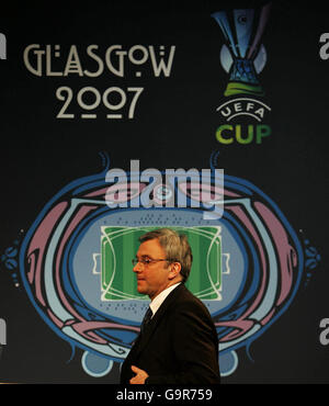 David Taylor, Chief Executive della fa scozzese, durante la cerimonia di consegna della Coppa UEFA presso lo storico Old Fruitmarket, City Halls, Glasgow. Foto Stock