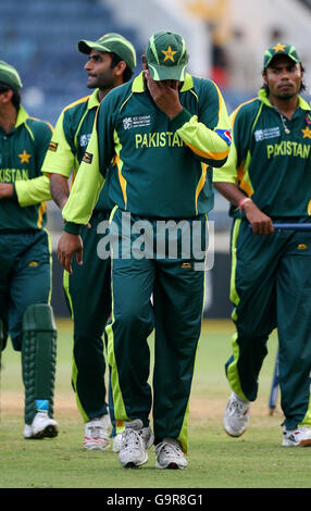 Il capitano pakistano Inzamam-ul-Haq (centro) emozionale mentre lascia il campo dopo la vittoria contro lo Zimbabwe nella partita ICC Cricket World Cup 2007 al Sabina Park, Kingston, Giamaica. Foto Stock