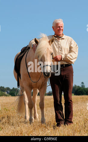 Uomo con cavallo islandese Foto Stock