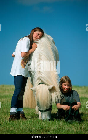 Gemelli con cavallo islandese Foto Stock