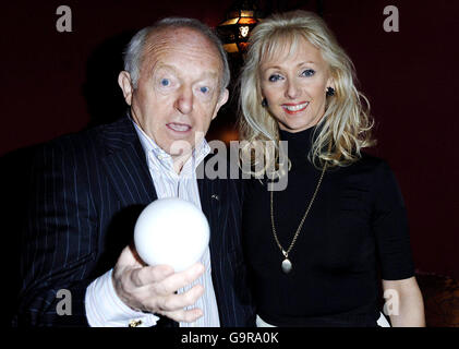 Il mago Paul Daniels e la moglie Debbie McGee arrivano per lo Screening dell'Illusionista del mago speciale all'Hotel Soho nel centro di Londra. Foto Stock