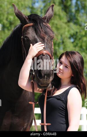 Ragazza con Cavallo / Thouroughbred, briglia Foto Stock