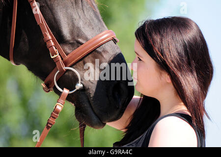 Ragazza con Cavallo / Thouroughbred, briglia, narici Foto Stock