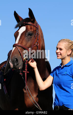 Ragazza con il tedesco di Equitazione / Tedesco Warmblood Foto Stock