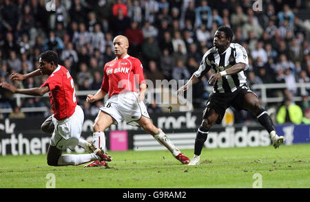 Calcio - Coppa UEFA - Round of 16 - prima tappa - Newcastle United v AZ Alkmaar - St James Park. Obafemi Martins di Newcastle (a destra) segna durante la Coppa UEFA del 16 partita di prima tappa al St James Park di Newcastle. Foto Stock