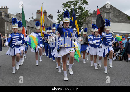 Marching Band la concorrenza e la parata, Ramelton, County Donegal, Irlanda / Majorettes Rathmelton, Foto Stock