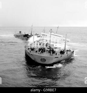 Picchi di mare tra le due metà di navi cisterna Foto Stock