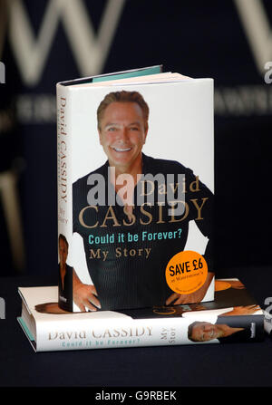 L'autobiografia di David Cassidy, potrebbe essere Forever a Waterstone's nel centro di Londra, durante una sessione di firma. Foto Stock