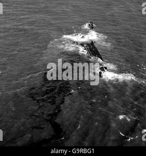 Questa foto scattata da un elicottero della Royal Navy, una macchia enorme sull'acqua mostra il petrolio che fuoriesce e si allontana dal relitto ormai quasi sommerso della petroliera Torrey Canyon sulle sette pietre al largo della fine di Land, Cornovaglia Foto Stock