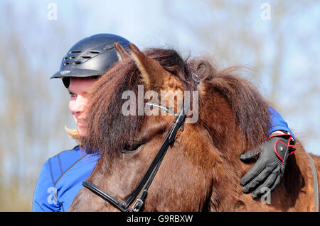 Donna con cavallo islandese, mare Foto Stock