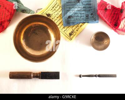 Campana di meditazione, tibetani Singing Bowl e preghiera tibetano bandiere Foto Stock