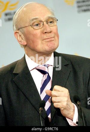 Il leader liberaldemocratico Menzies Campbell parla durante la conferenza di primavera dei liberaldemocratici al Richard Ley Development Cente di Swansea. Foto Stock