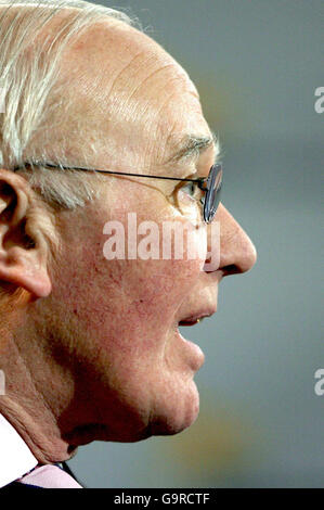 Il leader liberaldemocratico Menzies Campbell parla durante la conferenza di primavera dei liberaldemocratici al Richard Ley Development Cente di Swansea. Foto Stock