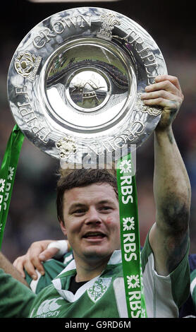 Brian o'Driscoll in Irlanda celebra la vittoria del 19-18 con la Triple Crown dopo la partita RBS 6 Nations a Murrayfield, Edimburgo. Foto Stock