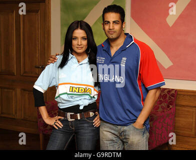 L'ex Miss India Celina Jaitley e la star britannica di Bollywood Upen Patel mostrano il loro sostegno per la Coppa del mondo di cricket al lancio del film di Bollywood 'Shakalaka Boom Boom Boom', al soho Hotel nella parte ovest di Londra. Foto Stock