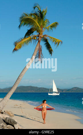 Donna alla spiaggia, isola di Nosy Be, Madagascar Foto Stock