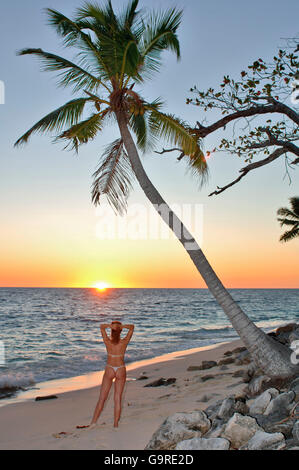 Donna alla spiaggia, isola di Nosy Be, Madagascar Foto Stock