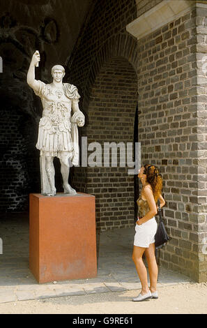 Statua di Imperatore Augusto, Anfiteatro Xanten, Xanten, Basso Reno, Nord Reno-Westfalia, Germania Foto Stock