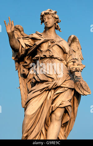 Statua di angelo, Ponte di Adriano, oltre il fiume Tevere, Roma, Lazio, Italia / dal Bernini, Ponte Sant'Angelo, San Angel Bridge Foto Stock