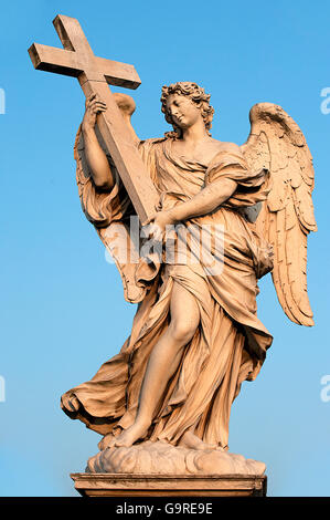 Statua di angelo, Ponte di Adriano, oltre il fiume Tevere, Roma, Lazio, Italia / dal Bernini, Ponte Sant'Angelo, San Angel Bridge Foto Stock