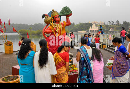 Le preghiere Indù, presso il lago sacro di Grand Bassin, statua del signore Hanuman, Indù dio scimmia, Mauritius / sacrificio Foto Stock