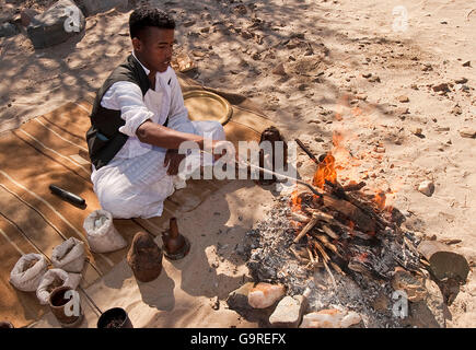 Beduino, rendendo il caffè sul fuoco aperto, Egitto Foto Stock
