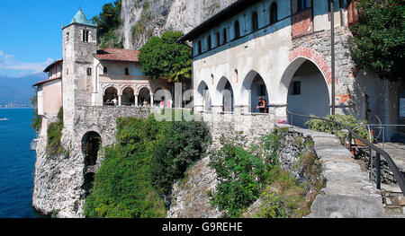 Eremo di Santa Caterina del Sasso Ballaro, Cattolica monastero, colonnato, Lago Maggiore, Leggiuno, provincia di Varese, Lombardia, Italia Foto Stock