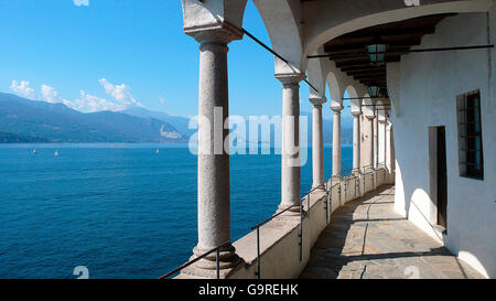 Eremo di Santa Caterina del Sasso Ballaro, Cattolica monastero, colonnato, Lago Maggiore, Leggiuno, provincia di Varese, Lombardia, Italia Foto Stock