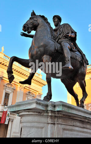 Statua di Marc Aurel, luogo capitolino, Roma, Italia / Statua equestre di Marco Aurelio, Piazza del Campidoglio, l'imperatore Marco Aurelio Foto Stock