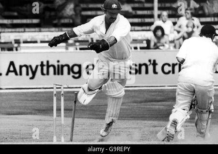 Il wicketkeeper australiano Rodney Marsh (l) tenta di esaurire quello dell'Inghilterra Geoff Boycott (r) Foto Stock