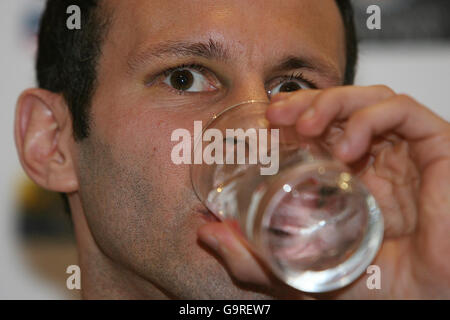 Calcio - Wales Press Conference - Jurys Ballsbridge Hotel - Dublino. Il capitano di calcio del Galles Ryan Giggs prende un drink durante una conferenza stampa al Jurys Ballsbridge Hotel di Dublino. Foto Stock