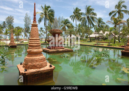 Pagodes all area del resort, Khao Lak, Thailandia Foto Stock