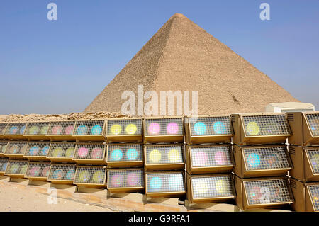 La Grande Piramide di Giza, lampade per luce mostra, le Piramidi di Giza, Giza Egitto / Piramide di Khufu Foto Stock