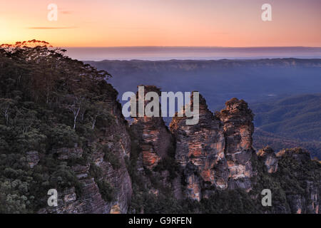 3 sorelle landmark rock formazione nel Parco nazionale Blue Mountains di Australia presso sunrise come visto dal punto di eco, Katoomba Foto Stock
