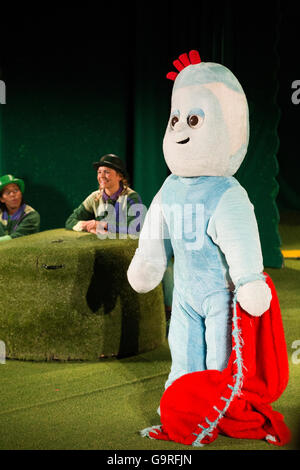 Iggle Piggle con red comfort coperta / Nella notte Giardino carattere / caratteri. Regno Unito. Foto Stock