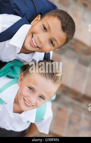 Ritratto di un ragazzo e una ragazza in uniforme scolastica Foto Stock