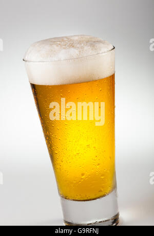 Di ghiaccio freddo un bicchiere di birra Foto Stock