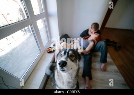 Famiglia giovane e cane Foto Stock