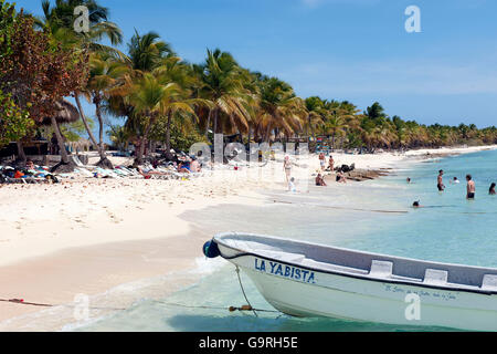 Vacationists presso la spiaggia, Saona Island, La Altagracia Provincia, Repubblica Dominicana Foto Stock