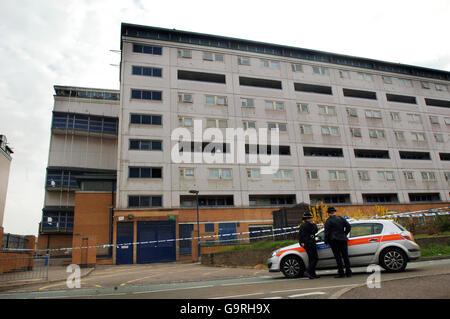 Gli agenti di polizia sono visti di fronte a Blackthorn Court a Leytonstone, a est di Londra, dopo che un ragazzo di 14 anni è stato fatalmente pugnalato in un attacco di coltello da banda che ha anche lasciato un 15 anni in una condizione critica. Foto Stock